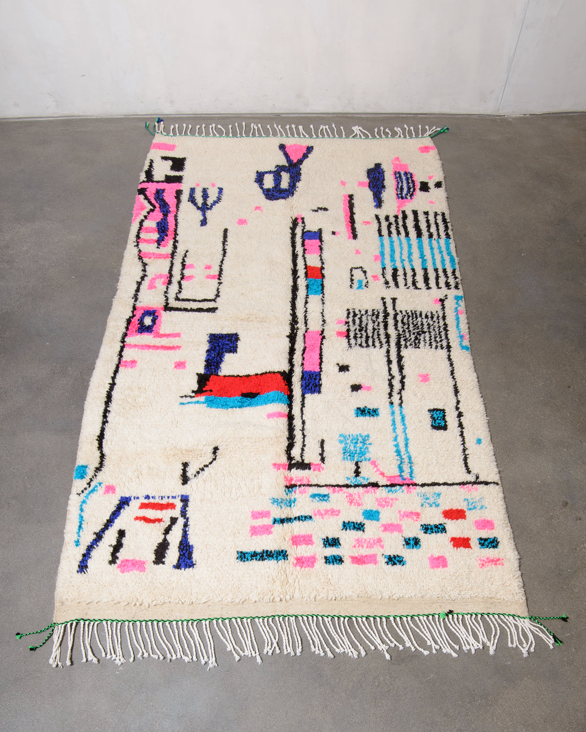 Modern designer handcrafted Berber rug from Morocco. Azilal rug with beautiful colours and patterns. Made of sheep’s wool and colourful cotton.